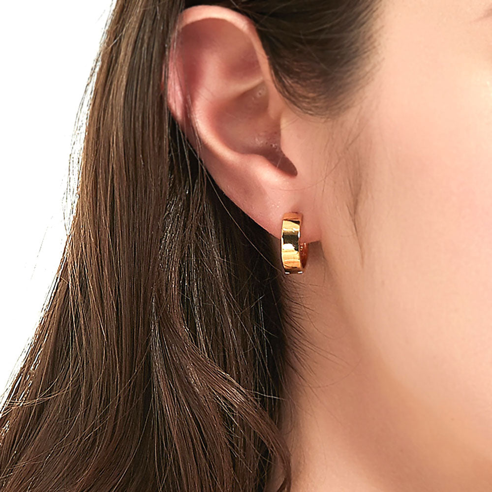 Model wearing Medium Hoop Earrings in Sterling Silver 0.6 inch