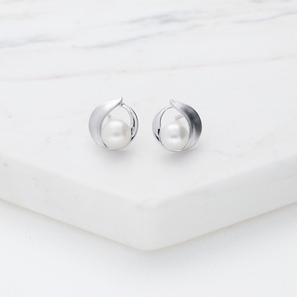 Solitaire White Button Cultured Pearl Set in Sterling Silver