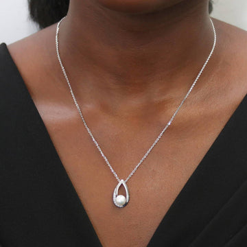 Solitaire White Button Cultured Pearl Necklace in Sterling Silver