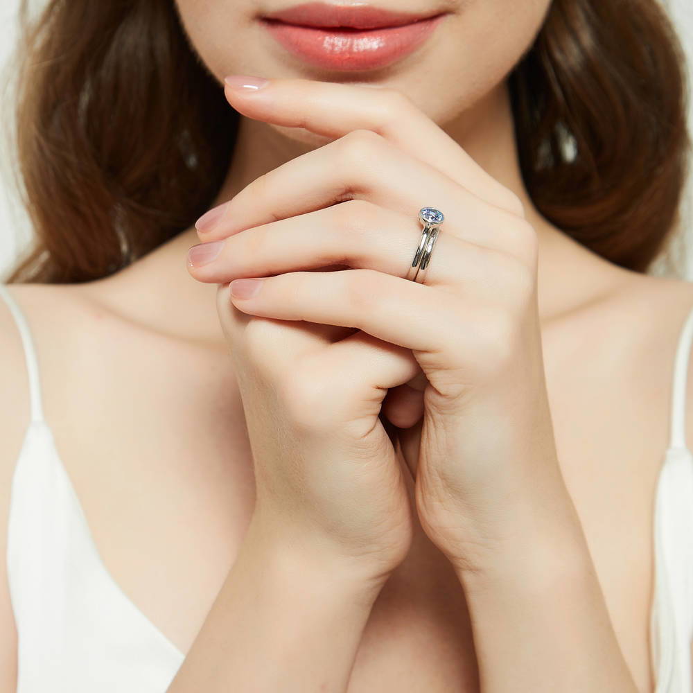 Model Wearing Band Ring Style R834-2, Solitaire Ring Style R1631-02
