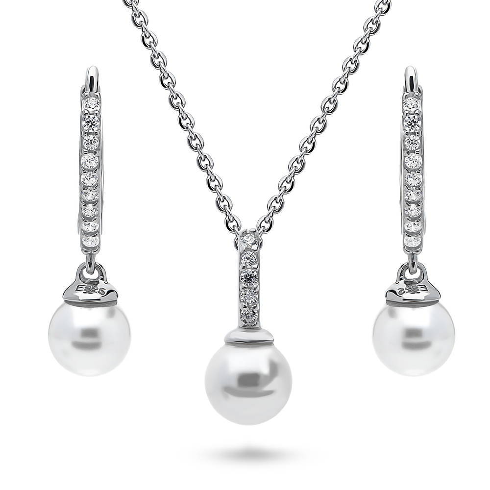 Solitaire White Round Imitation Pearl Set in Sterling Silver